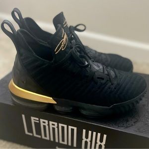 NIKE LEBRON 16 I'M KING